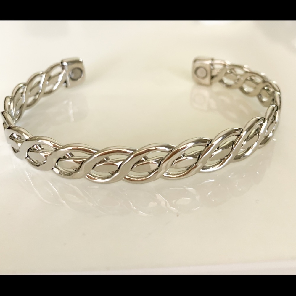 Copper bracelet with magnets